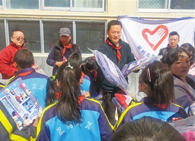 动员全社会力量关注,关心,关爱贫困儿童,西藏日报社驻那曲市安多县
