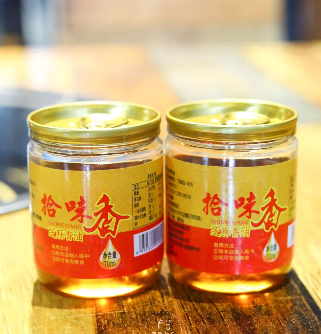 多种酱料搭配组合成不同油碟青红麻椒豆蔻肉桂小茴香等辛香料调配