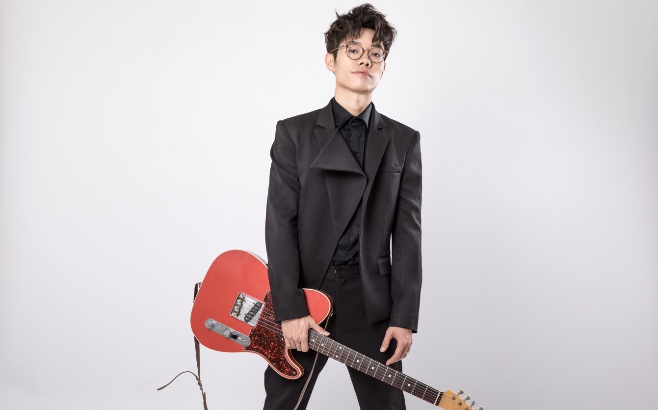 李行亮空降衢州吾悦广场歌迷雨中撑伞一起浪漫大合唱