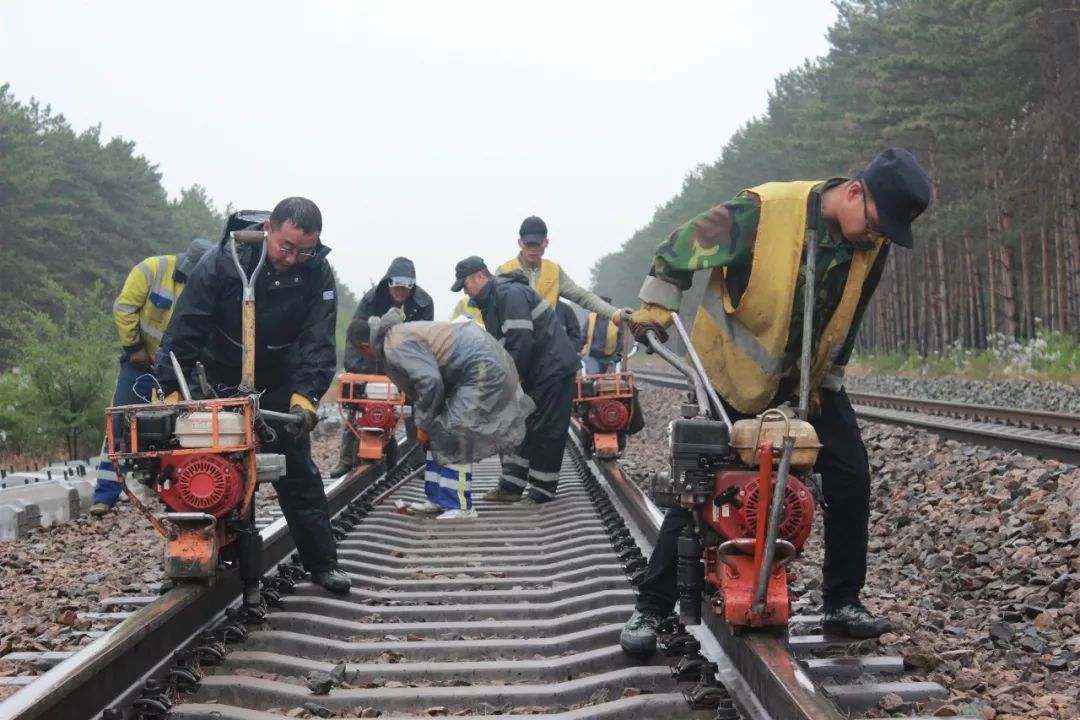 铁路能工巧匠演绎神奇版钢轨热胀冷缩处理绝技