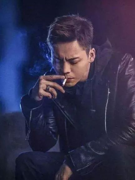 继王源之后陈伟霆又被拍室内抽烟明星抽烟真的有错吗
