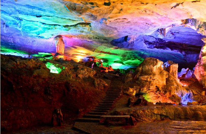 龙硿洞阴凉宜人,洞内钟乳石奇形怪状,很有观赏龙景区地处武夷山脉南段