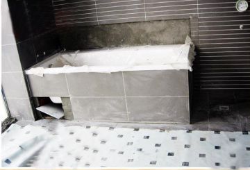 整体嵌入式浴缸是必须要留检修口的,以便排水系统出现了故障时能方便