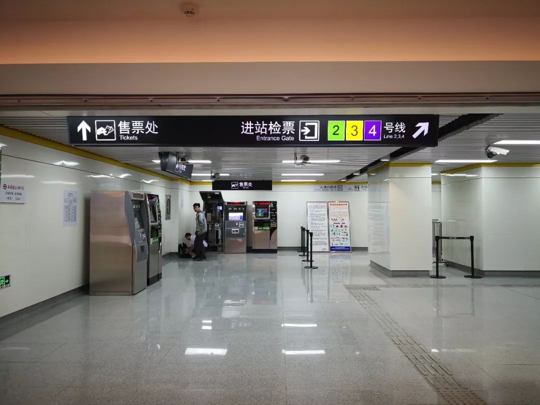 中山公园地铁站新增闸机出入口轨交换乘上行扶梯已经启用