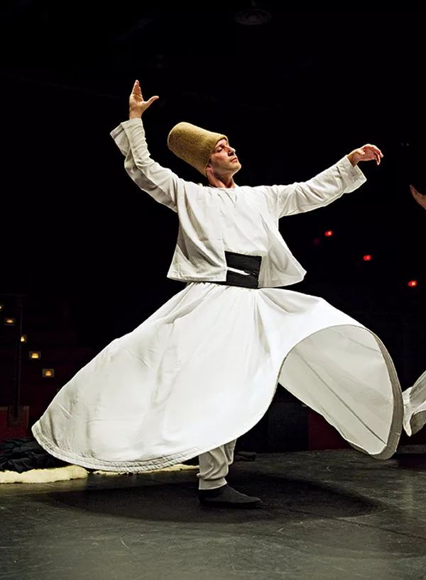 舞蹈仪式上的音乐演奏包括一名歌手,一名长笛演奏者,一名定音鼓