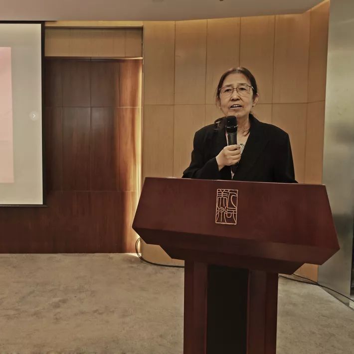 人美美育学堂导师团美术导师代表杨景芝,书法导师代表杨广馨分别就