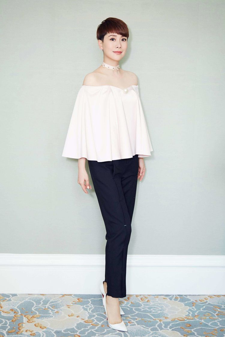 41岁海清超短裙现身白色条纹套装秀香肩少女感爆棚