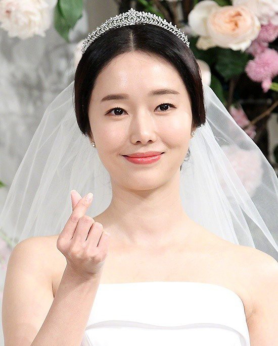 39岁韩流鼻祖李贞贤大婚众女星出席现场似走红毯秀