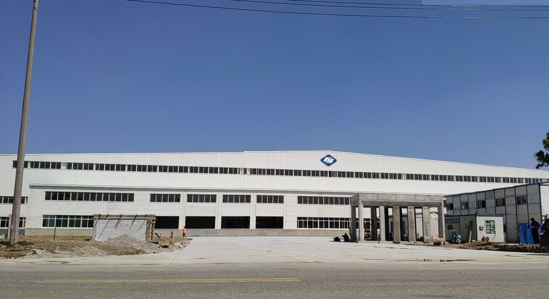 曹德旺一行来到位于漕湖开发区的福耀玻璃(苏州)有限公司,深入在建