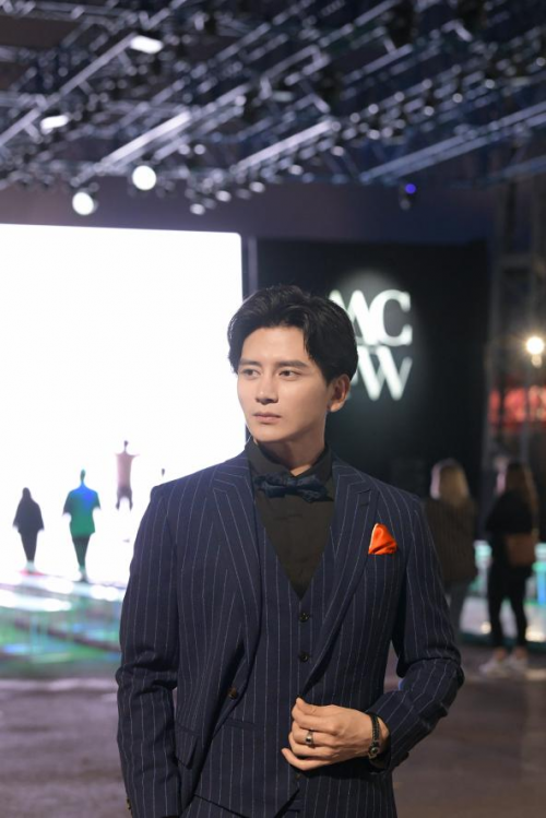 孙祖君出席摩纳哥61蒙特卡洛时装周条纹西装干练利落酷味十足