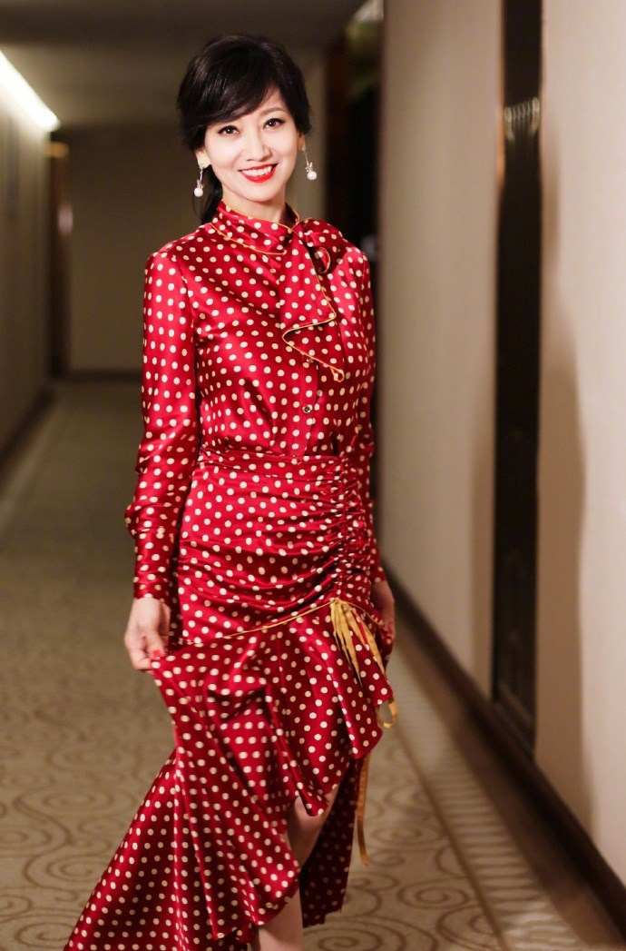 原创赵雅芝一身红色波点衬衫鱼尾裙套装明艳又优雅,嘟嘴卖萌甚是惊喜