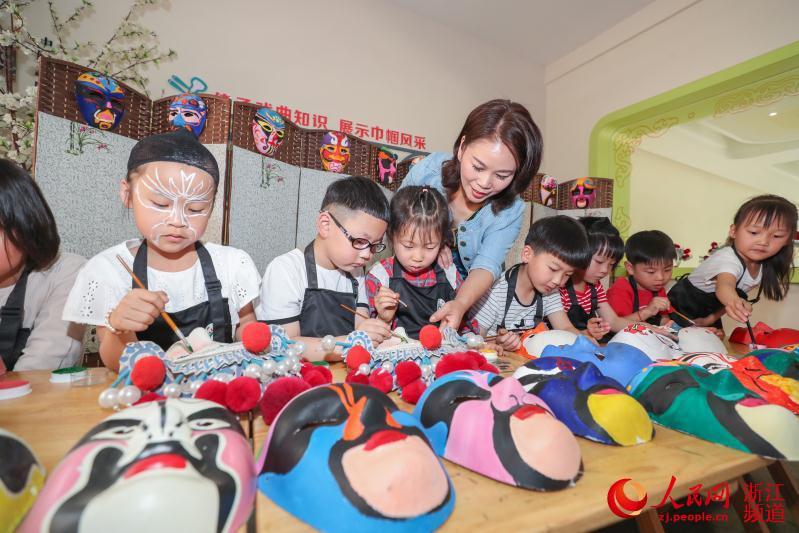 浙江德清画脸谱唱大戏