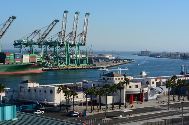 在洛杉矶港,2018年美国与中国的贸易量占该港吞吐量的51%.