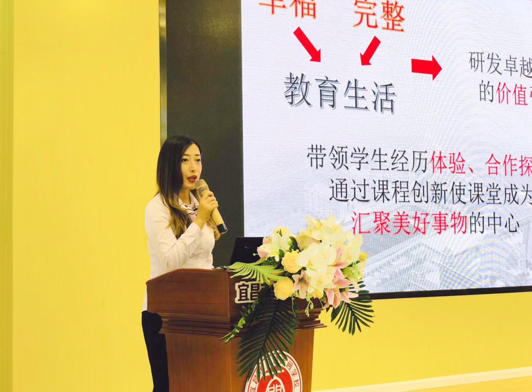 "学生展示胡菲老师带领民乐团,龚媛老师带领的舞蹈团合作表演《喜讯》