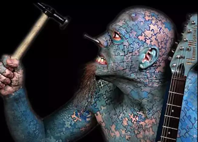 (钩子穿过人体皮肉,将人吊起,被称之为人体悬挂.