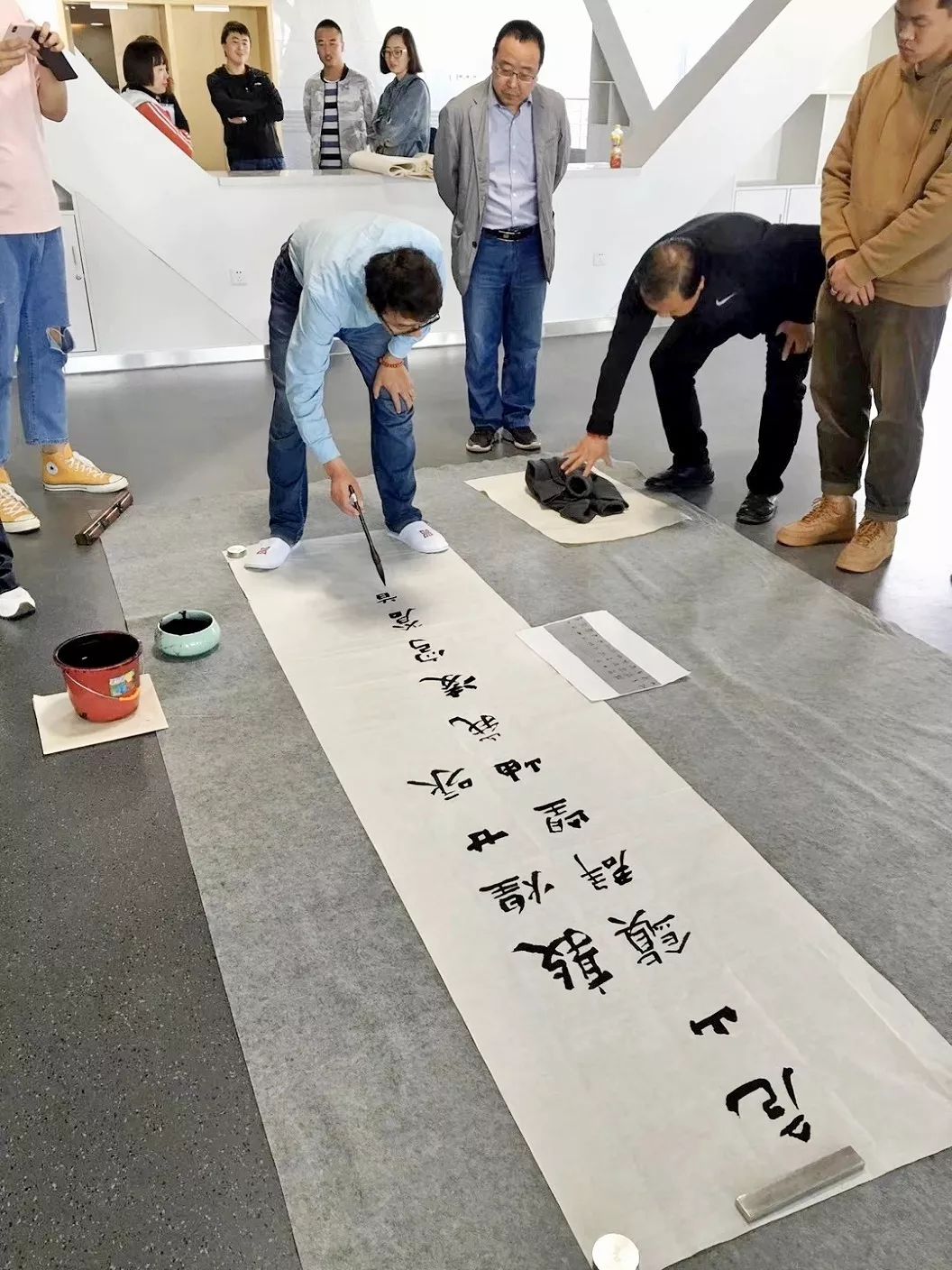 聚焦创造曹恩东用书法致敬敦煌敦煌廿咏书法创作现场