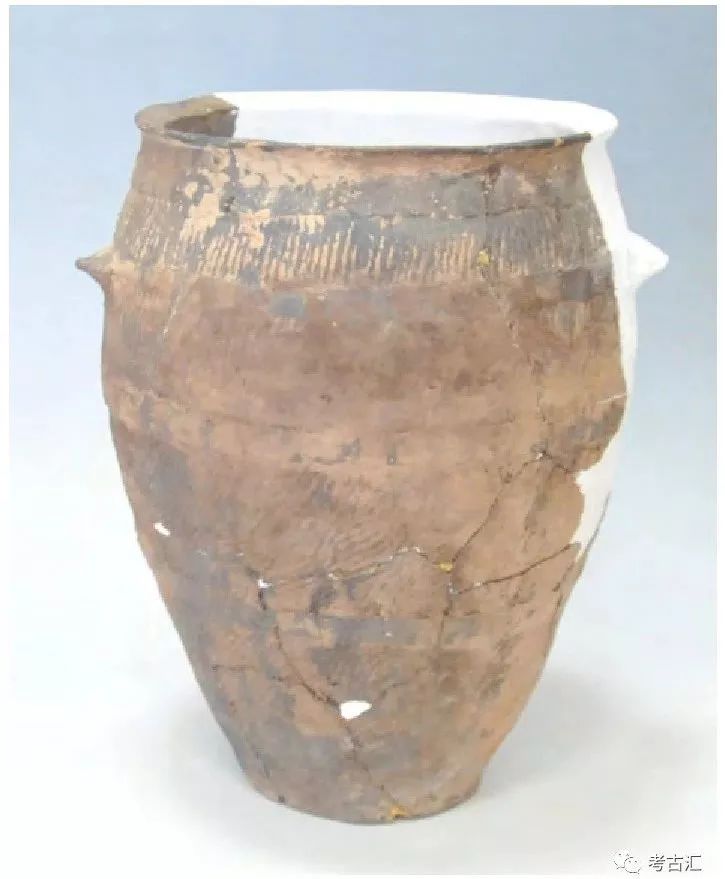 有夹砂灰陶和夹砂土黄陶两种.侈口,折沿,鼓腹,平底.