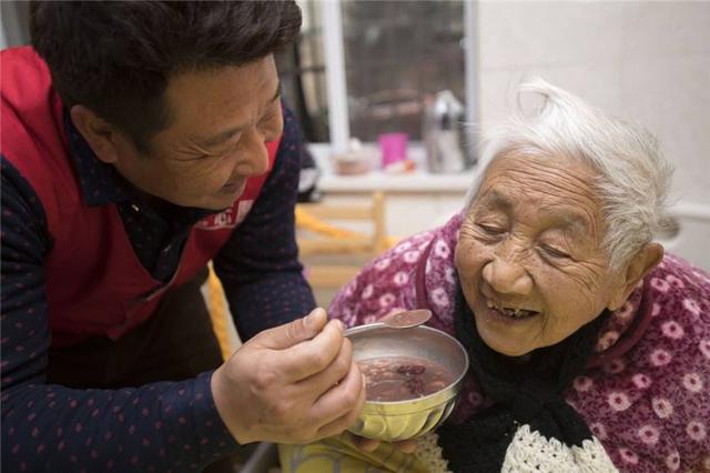 原创预防老年痴呆要怎么做营养师不用这些方式吃饭经常做2件事