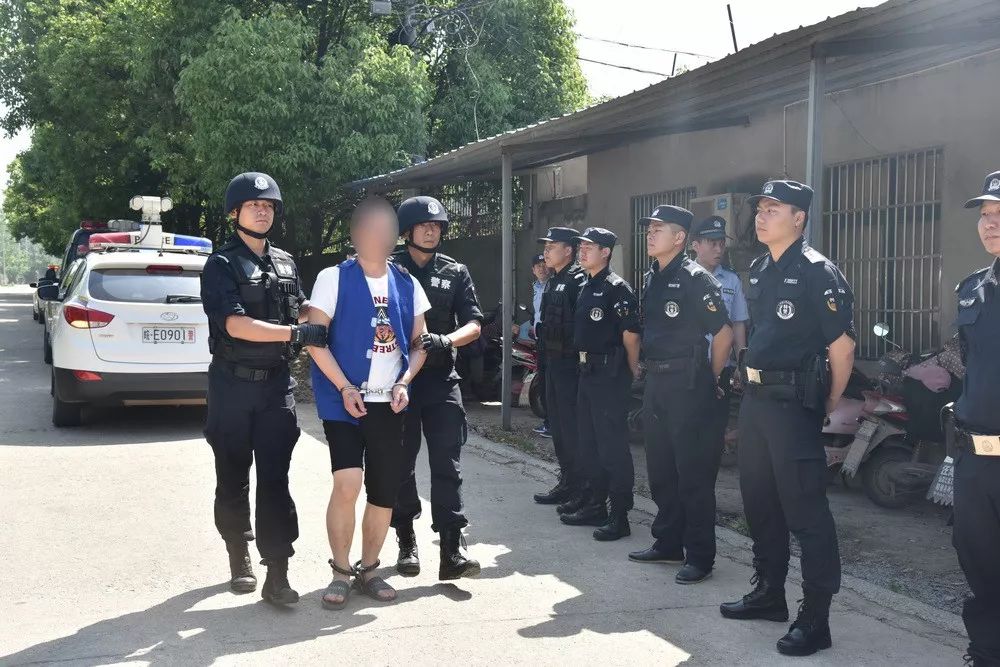 震撼含山警方押解涉黑涉恶犯罪嫌疑人辨认犯罪现场附视频