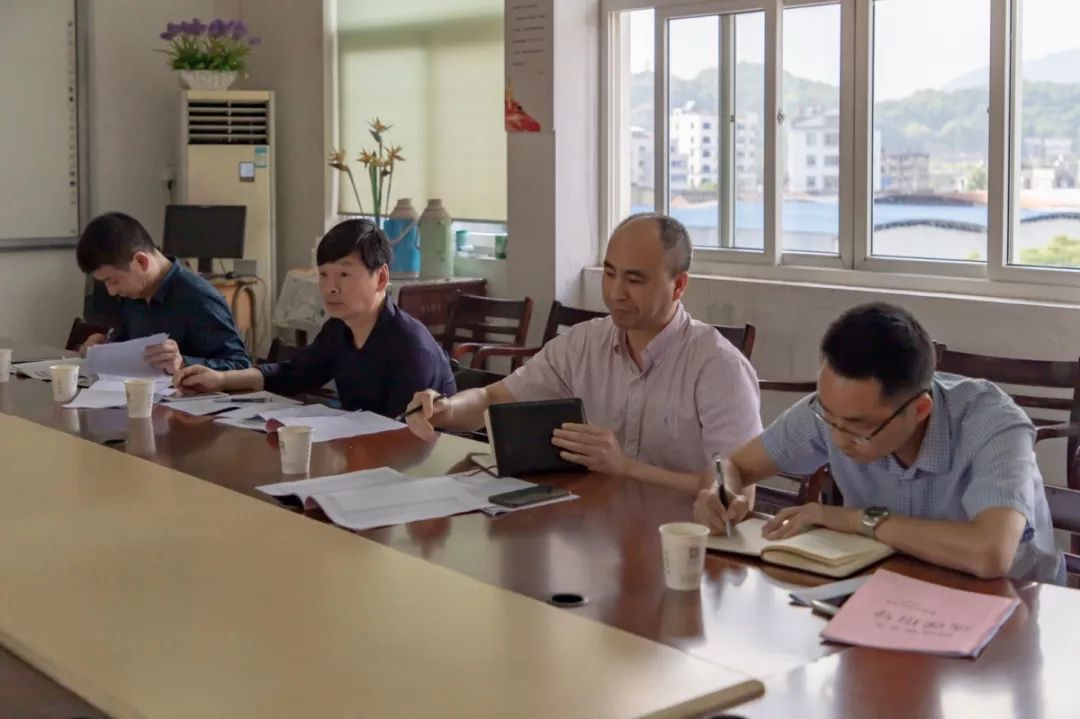 灵江中学校长王力,书记蒋敏夏,教务主任项卫军及高一,高二年级组
