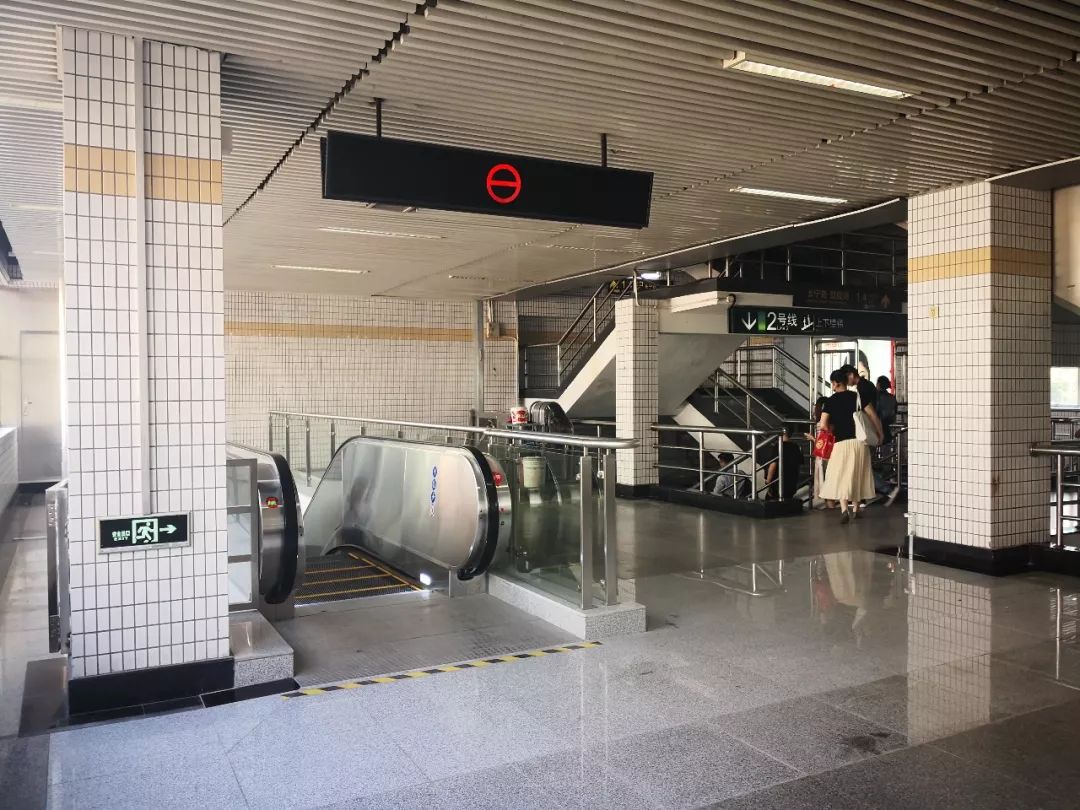 中山公园地铁站新增闸机出入口轨交换乘上行扶梯已经启用