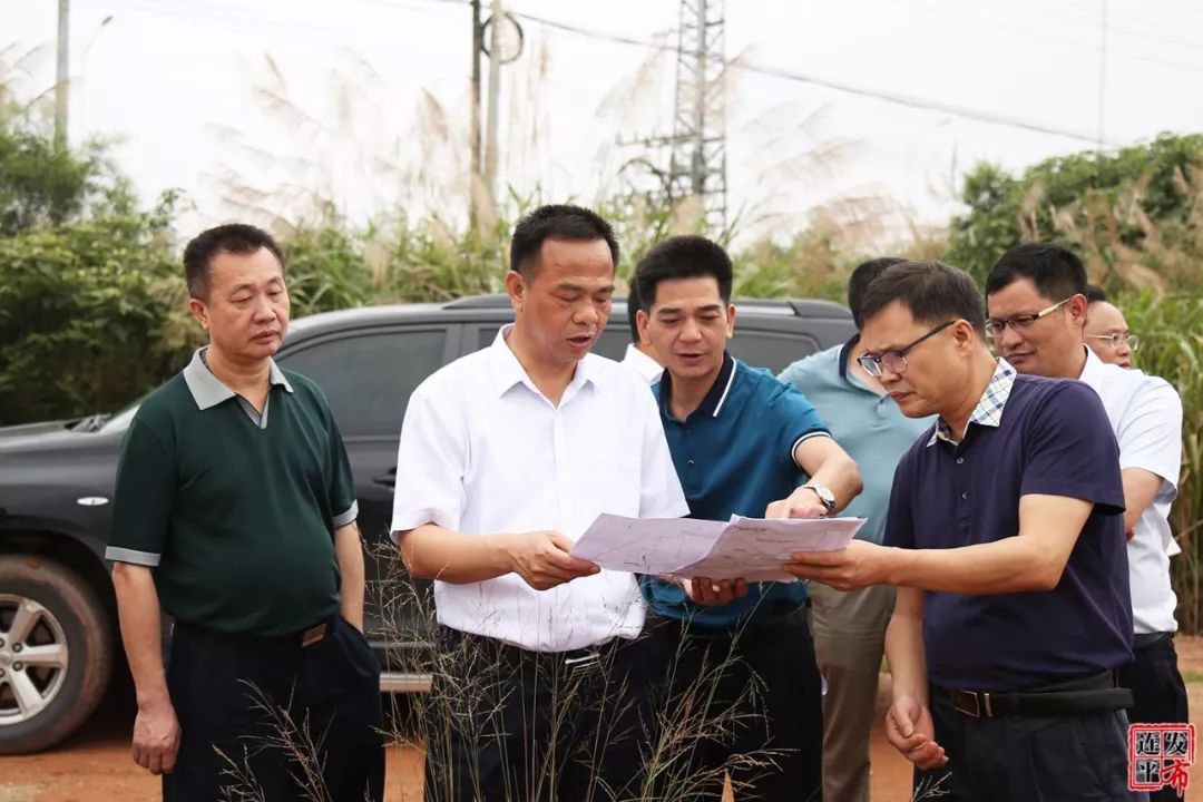 林文泉一行走访园区部分动工,投产企业,详细了解企业在落户,建设,投产