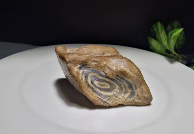 新疆青泥石,造型奇特,透漏瘦削,造型玲珑嵌空,孔洞孔壁弯曲,显宛转险