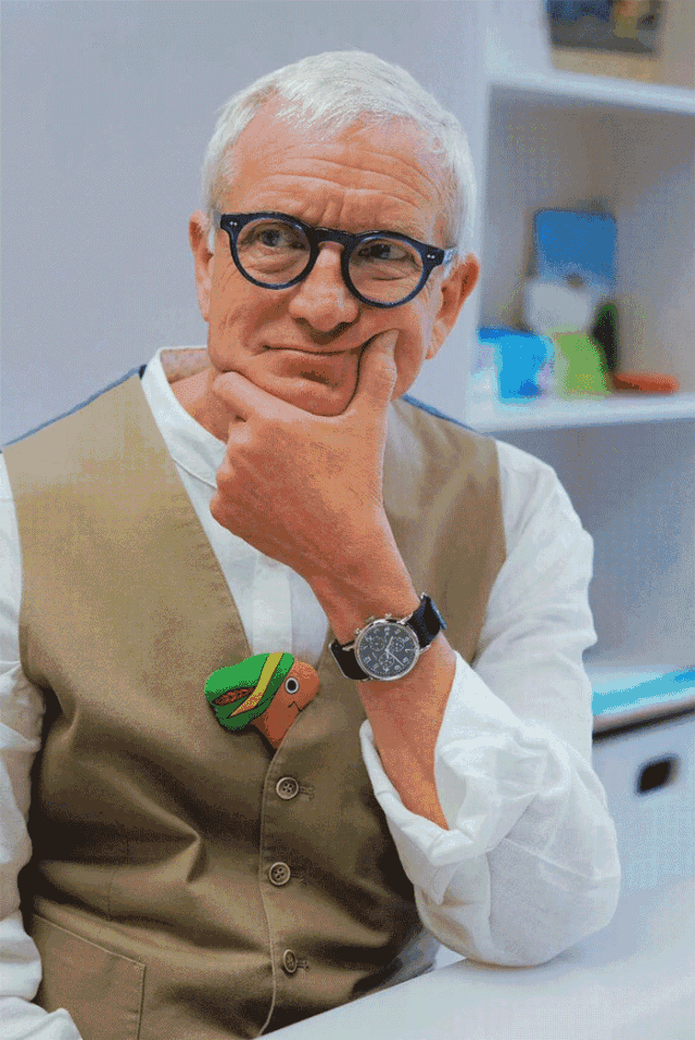 不好意思,上面那张图片是点心君抓拍的,画质有点糊,来张哈克帅气的