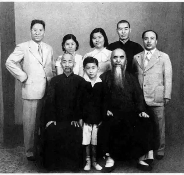现在,杨虎城将军的二女儿,三女儿,四女儿还在世,她们都已经退休了.