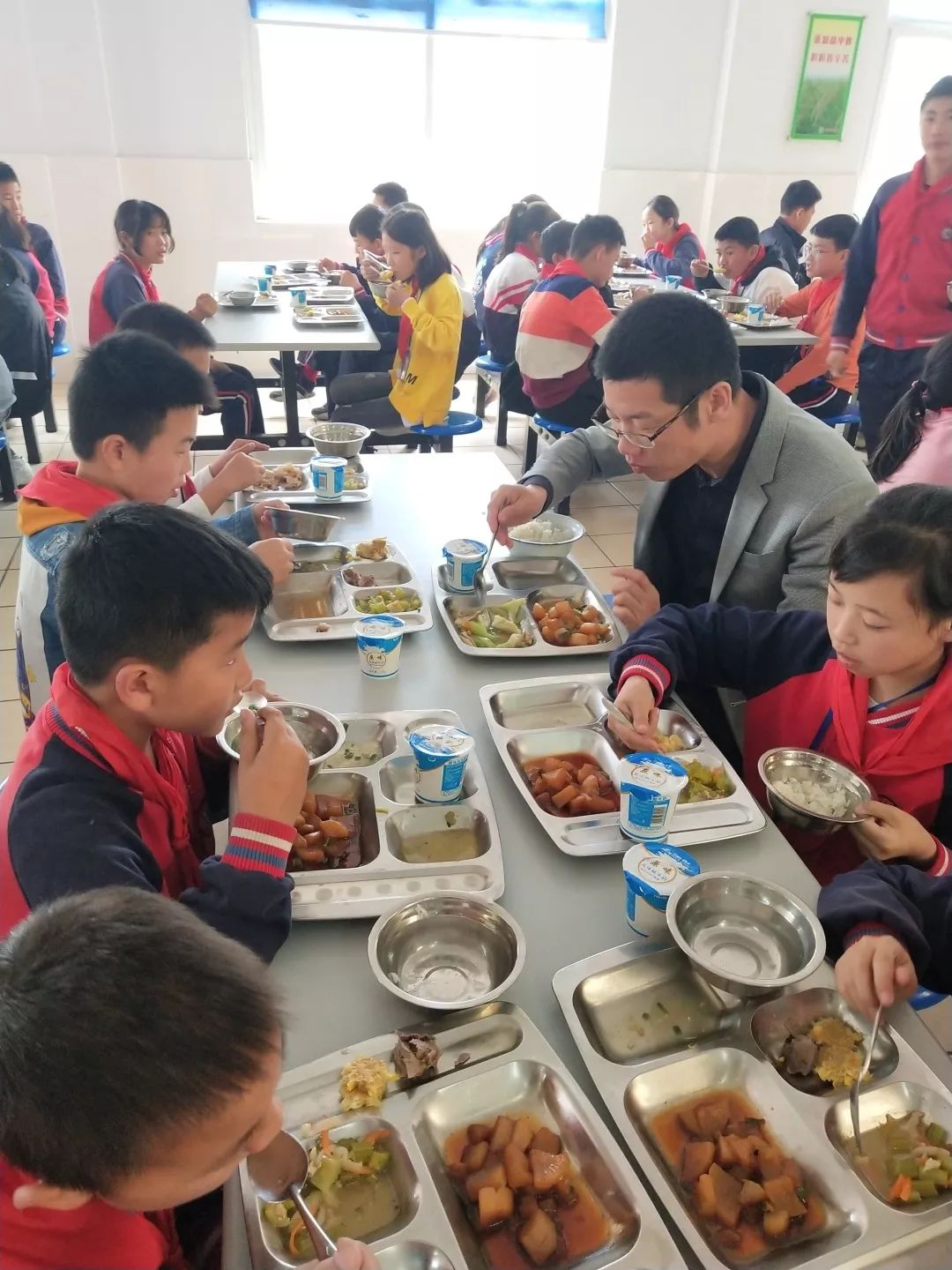 慈溪这所乡村小学师生共进温暖午餐达八年