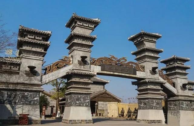 整个景区将古战场遗址和仿汉代建筑群融合一体,古色古香,霸气天成