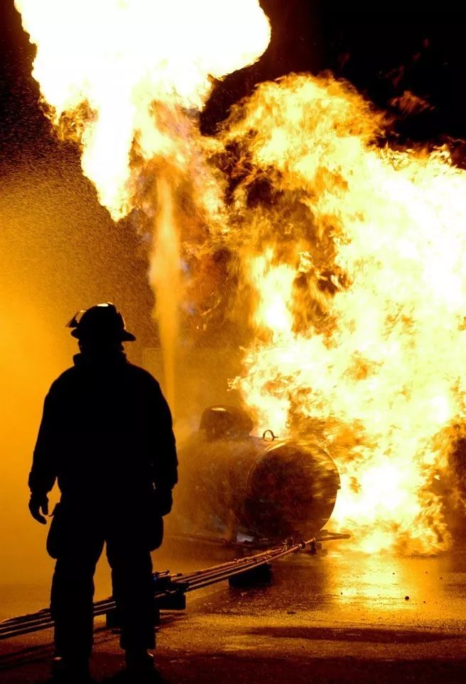 厉害了,消防员 无人机,开启"上帝视角"!