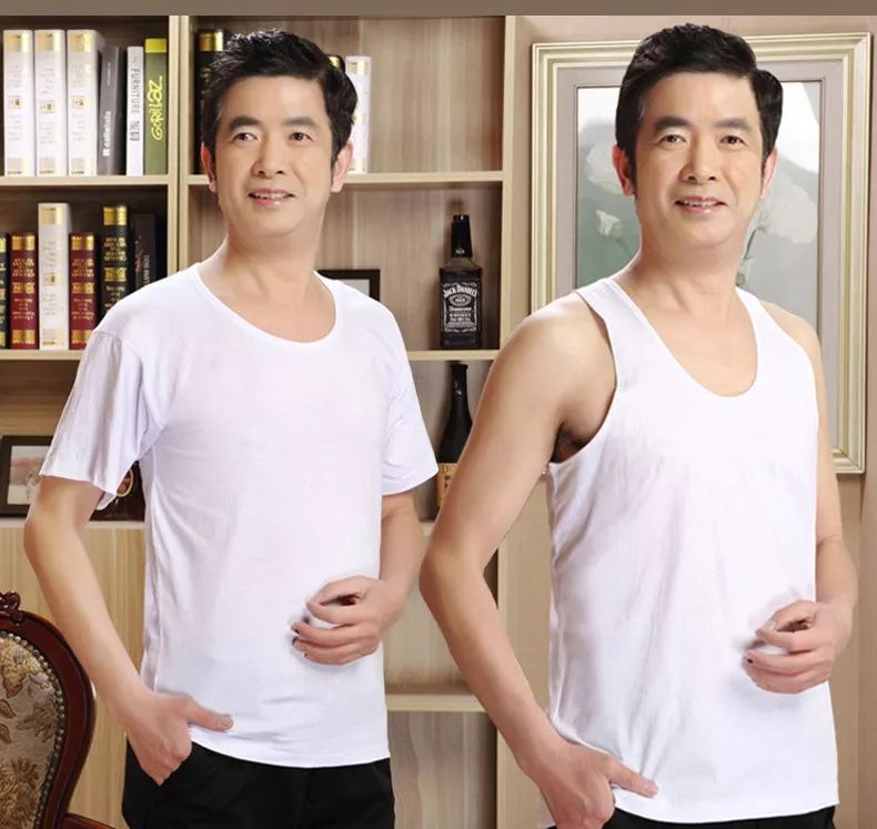 印象中的老头衫标配:油头 光膀子 老头本人一边广场