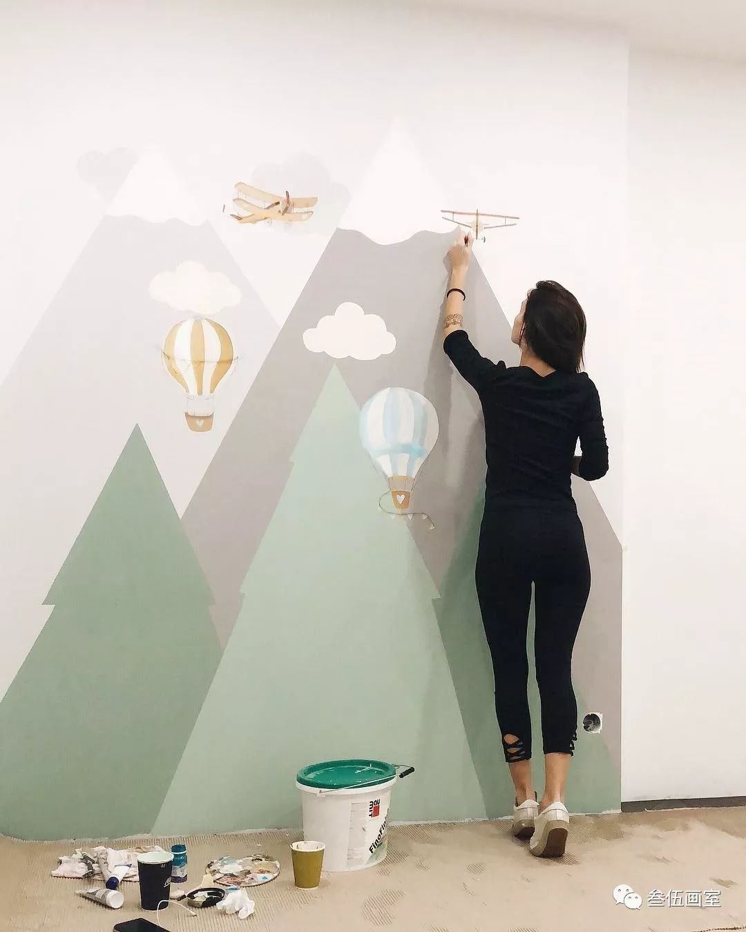 而在处理空白墙面需要大面积完整复杂的图案的墙绘时,可以用投影仪来