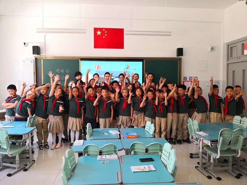 20日,山航客舱服务部济南大队乘务五中队鲁雁乘务员来到东城逸家小学