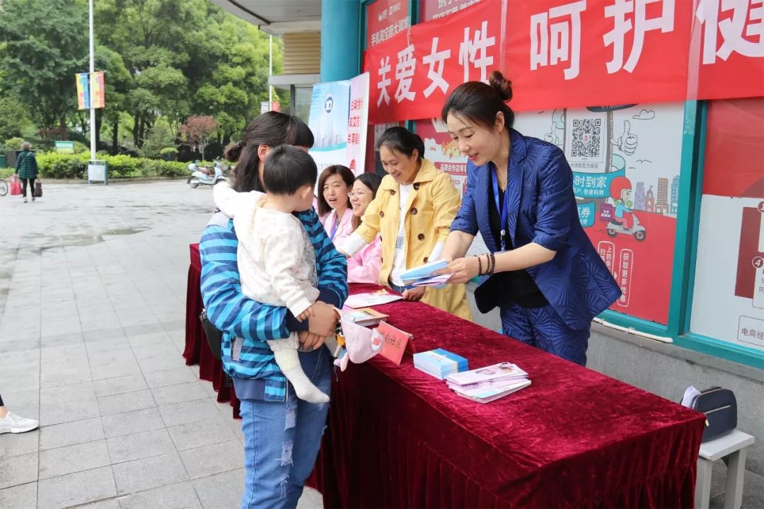 图为在安定广场活动现场广场宣传避孕药具知识母乳喂养知识妇女两癌