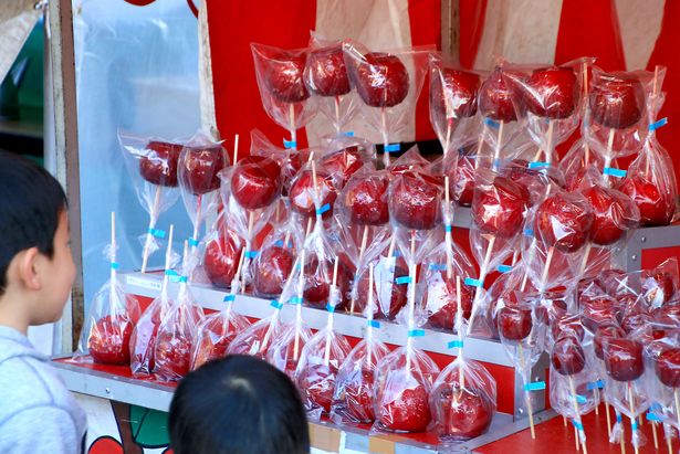 日本人对于苹果糖的喜爱完全可以媲美我们对于糖葫芦的爱了.