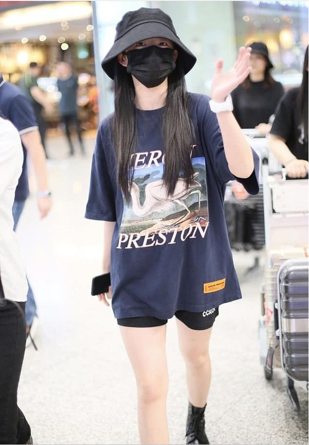 原创何蓝逗口罩掩面全身黑色现身机场眉清目秀微笑时俏皮可爱