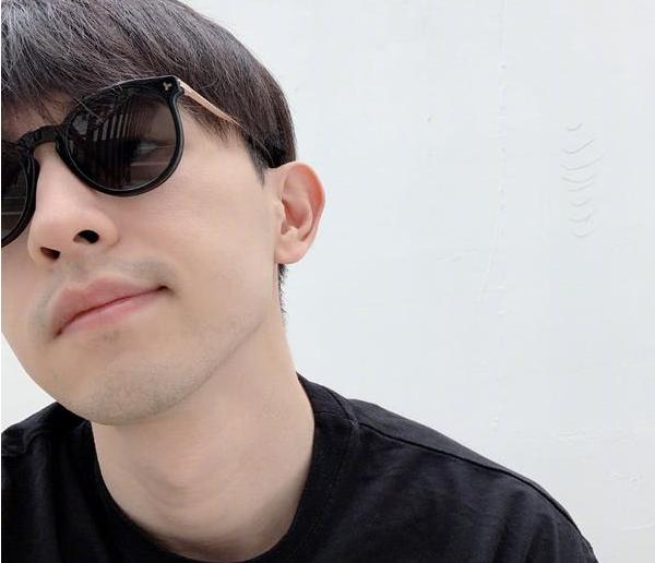 邓伦晒自拍照网友从墨镜发现细节没想到用到是美颜特效