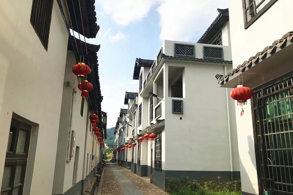 沙洲村民居新貌村支书朱中建也跟我讲了他的愿望,就是要把游客留住.