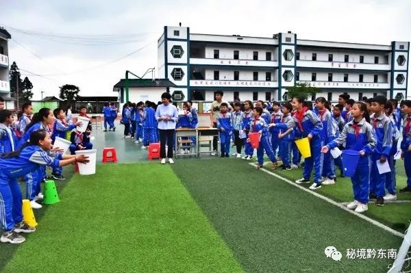 5,2019 5月近日,在丹寨县雅灰乡雅灰小学的校园里,一群来自浙江省滨江