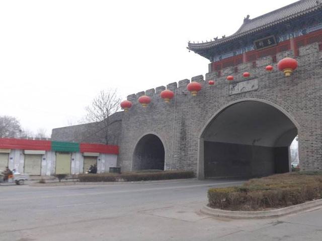 在以后的时间内,市政府又多方筹资,修复了安远门(北门)和新门(小南门)