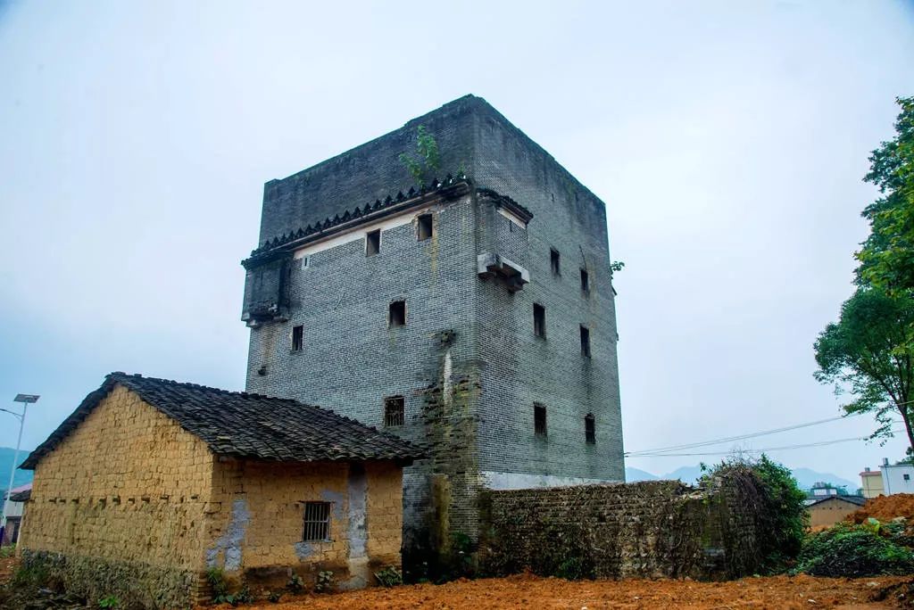 在韶關市武江區重陽鎮西北面,有座安祥地坐落於古林豐茂的大山崗石公