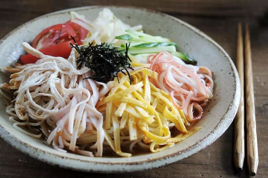 中华冷面"里的"中华"是什么意思,但是丝毫不妨碍我对它的热爱.