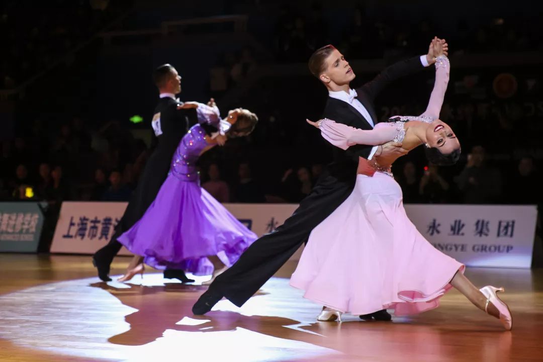 练门道流行趋体育舞蹈也称国际标准交谊舞(国标舞),分摩登舞及拉丁舞