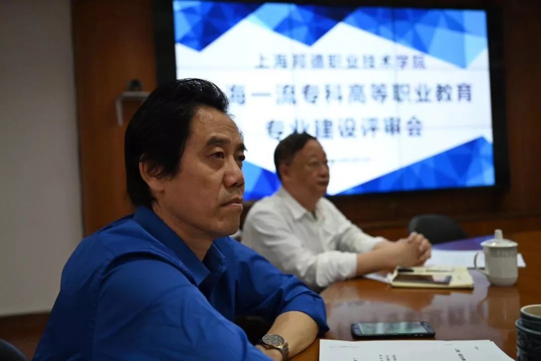 邀请了上海高职教育专家徐国良,陈解放,陈锡宝,胡颂恩为我校一流专业