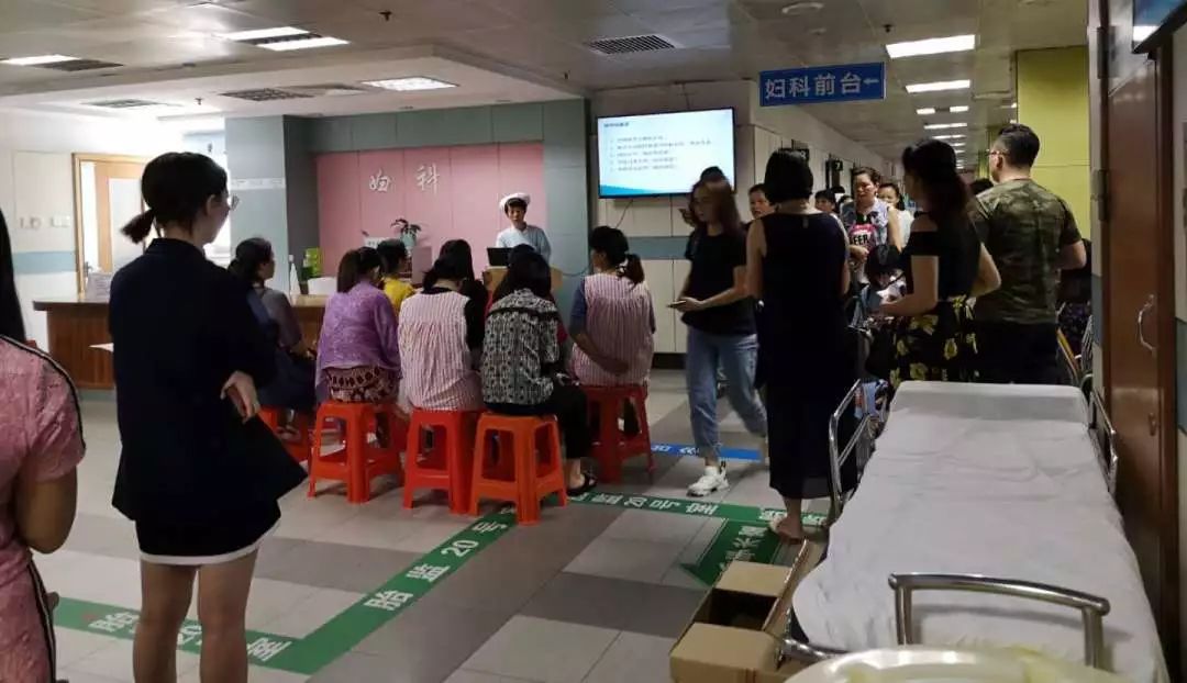 我院人流后关爱高级咨询员黄雪凌护理组长在妇科门诊进行了首次的全