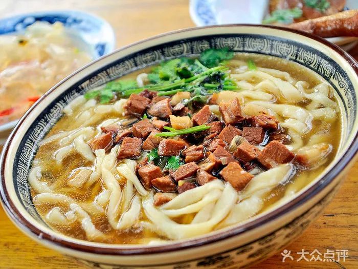 羊肉软烂入味,搭配上独一无二的特制汤汁,一份全天下最好吃的羊肉搓面