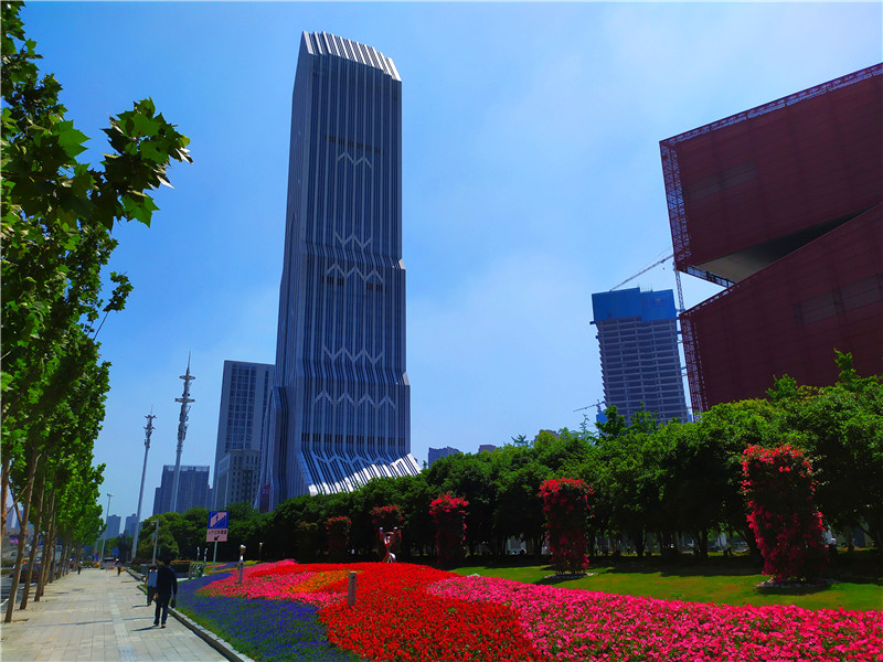 《长江日报》新大楼象火箭一样,被称之为"火箭大厦",祝愿《长江日报》
