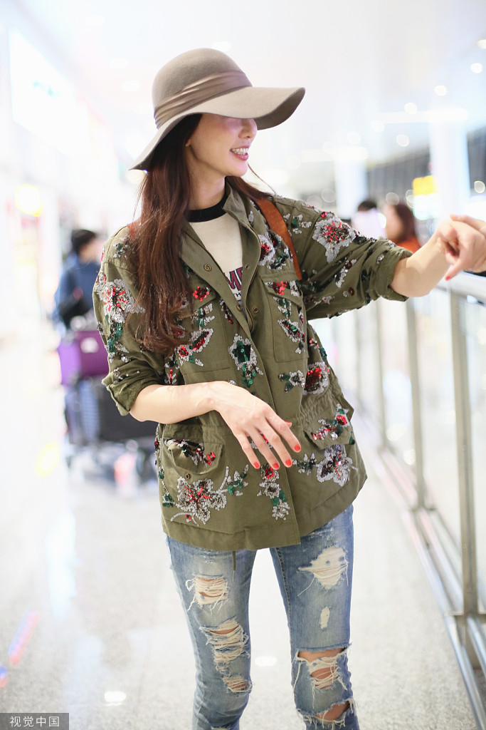 1/ 12 搜狐娱乐讯 22日,桂林,林志玲现身机场.